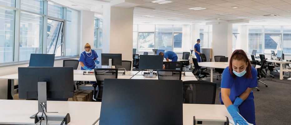 nettoyage de bureau pendant les heures de travail