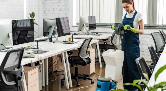 Nettoyer sous les bureaux avec une autolaveuse compacte