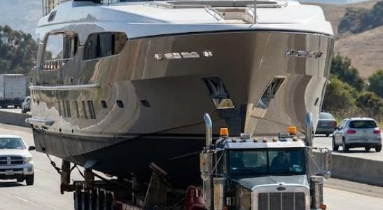 Transport routier de bateaux de grande largeur