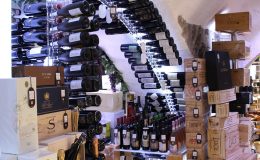 découvrez notre visite de cave à vin et explorez une sélection exceptionnelle de crus rares et prestigieux, pour une expérience œnologique unique.