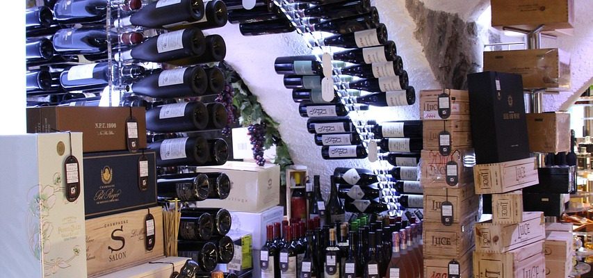 découvrez notre visite de cave à vin et explorez une sélection exceptionnelle de crus rares et prestigieux, pour une expérience œnologique unique.