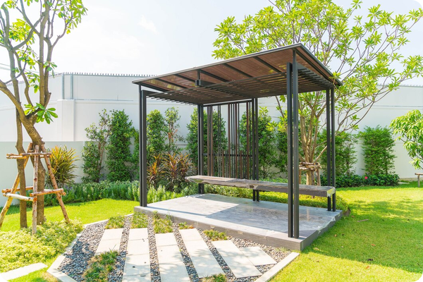 Pergola_les avantages de protéger son extérieur du soleil et de la pluie