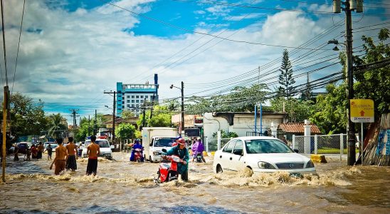 découvrez les causes des inondations urbaines, leurs conséquences sur les habitants et les solutions pour mieux prévenir les risques.